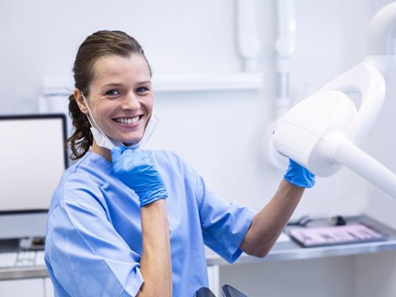 Lady with oral pain looks to dentist